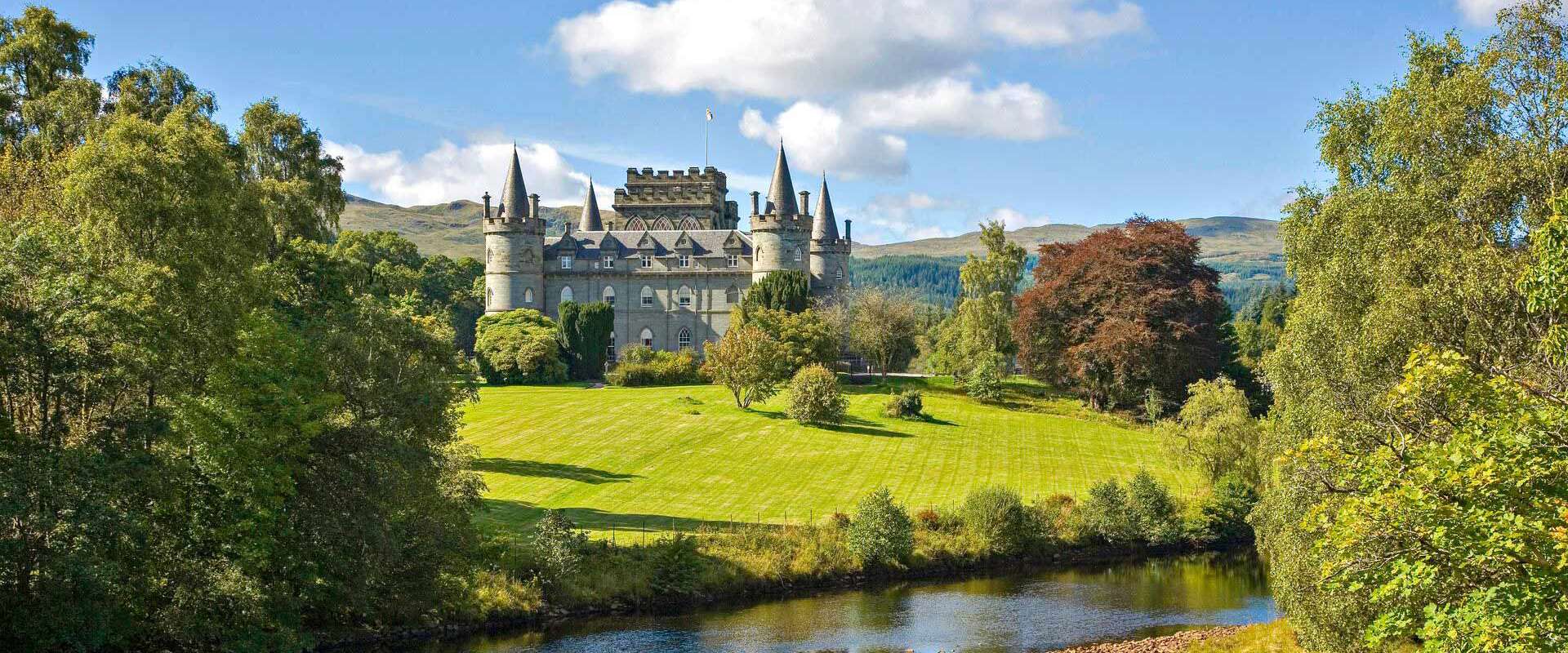 Image of a dramatic castle ruin on a lake in Scotland.